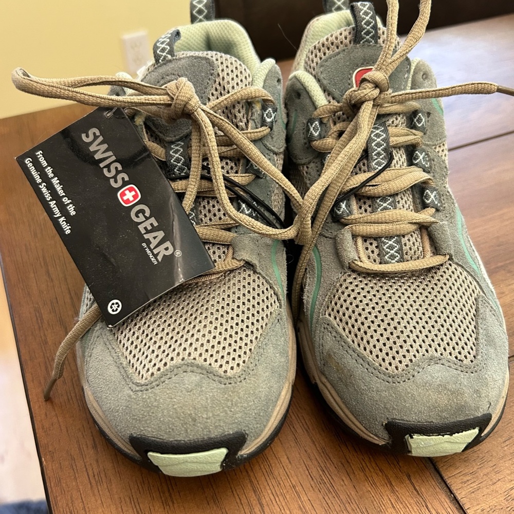 Swiss Gear NWT Womens size 5.5 Mesh + Suede Shoe